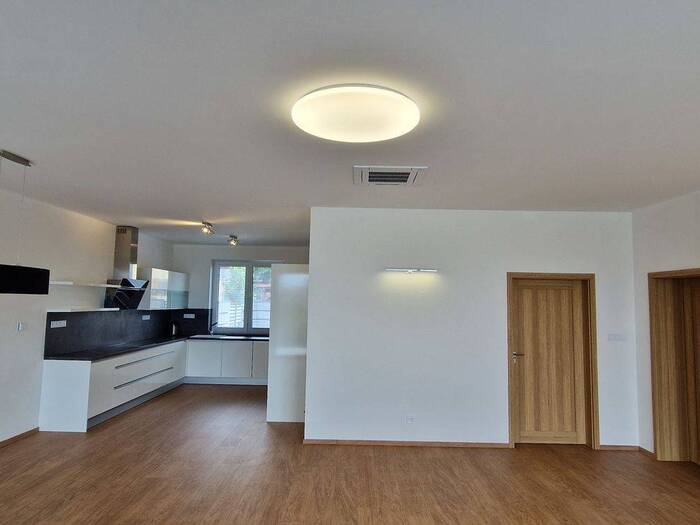 Pronájem rodinného domu 247 m², pozemek 743 m² — 96, Chomutov
